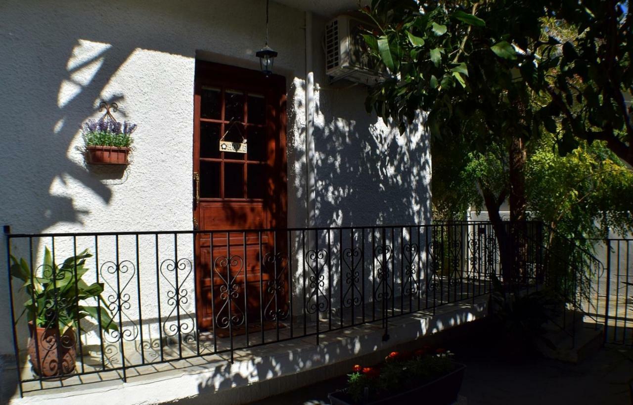 Ferienwohnung House Inside Garden Volos Exterior foto