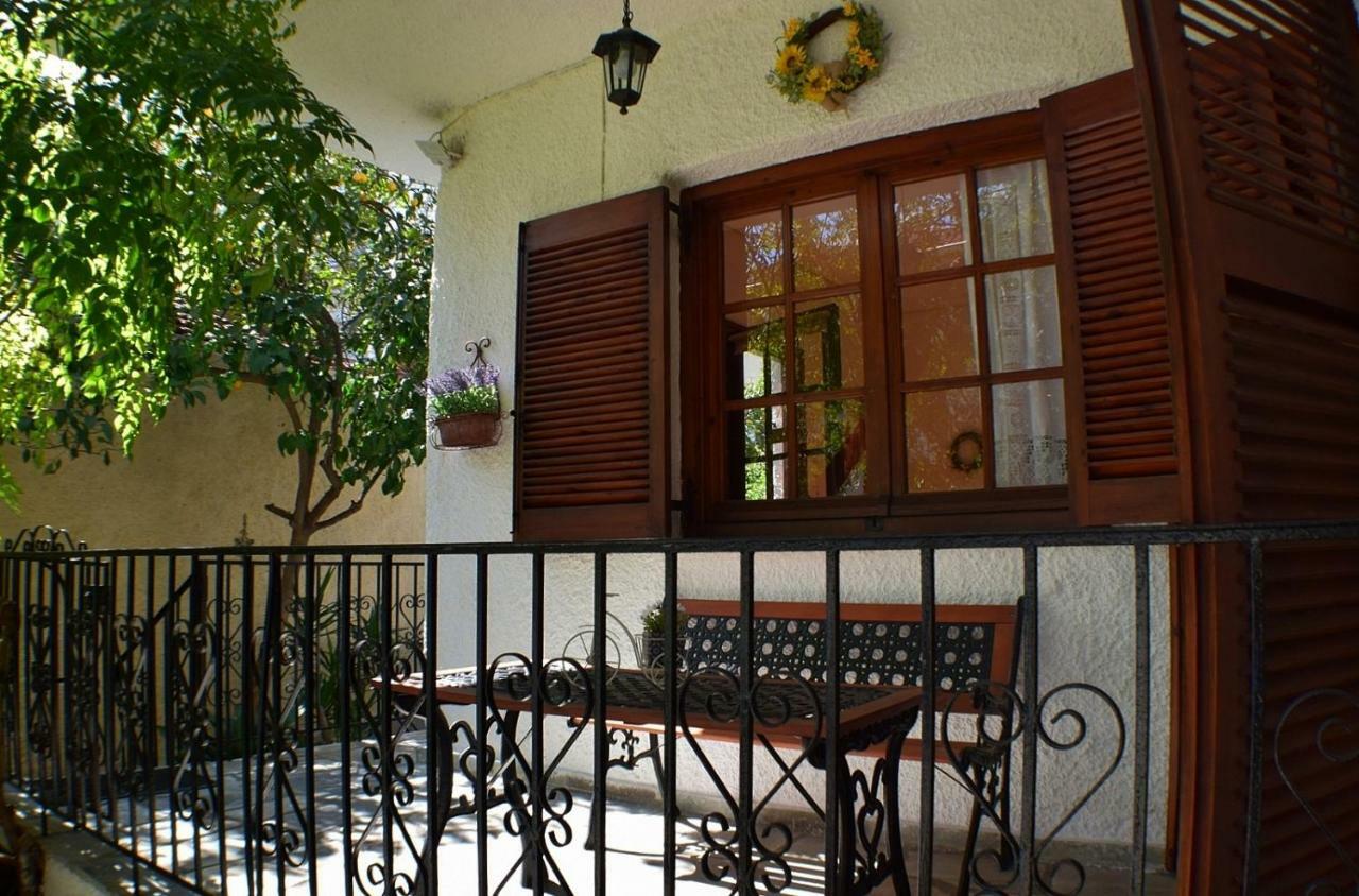 Ferienwohnung House Inside Garden Volos Exterior foto